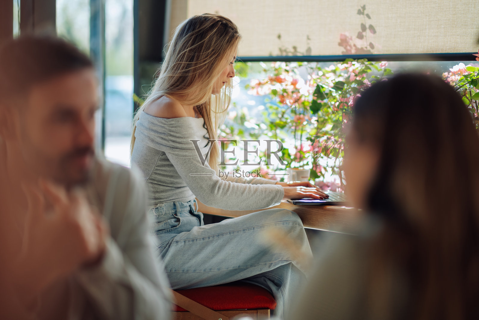 年轻女性在咖啡馆使用笔记本电脑工作照片摄影图片