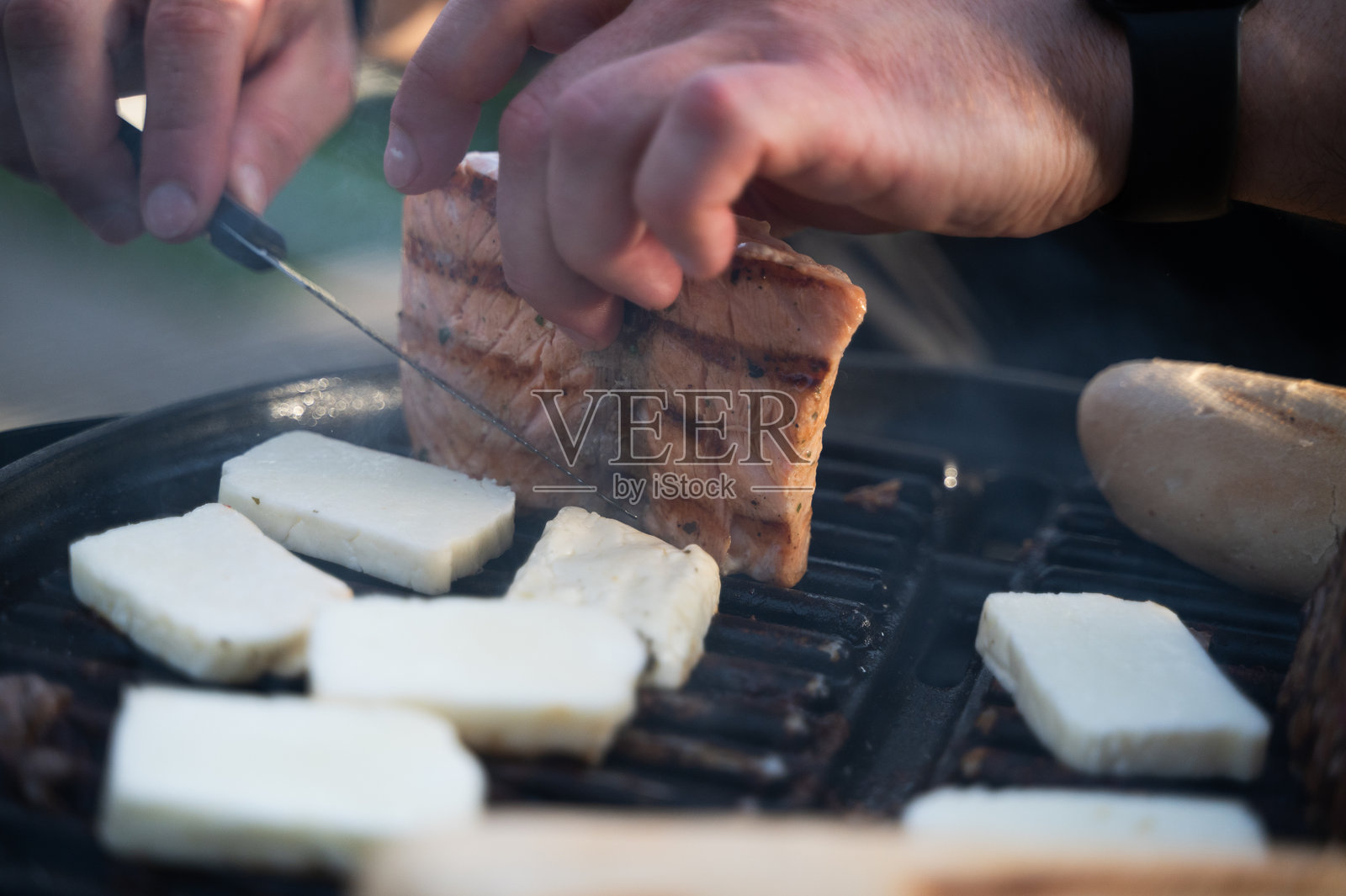 烤制美味佳肴：诱人的肉类和奶酪准备，带来愉悦的用餐体验照片摄影图片