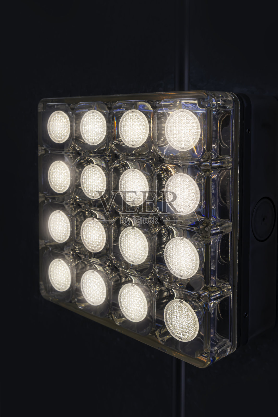 16通道LED灯带用于户外照明。照片摄影图片