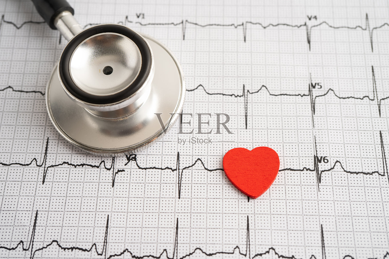 红色心脏在心电图ECG上，伴随红色心脏、心脏波、心脏病发作、心电图报告。照片摄影图片