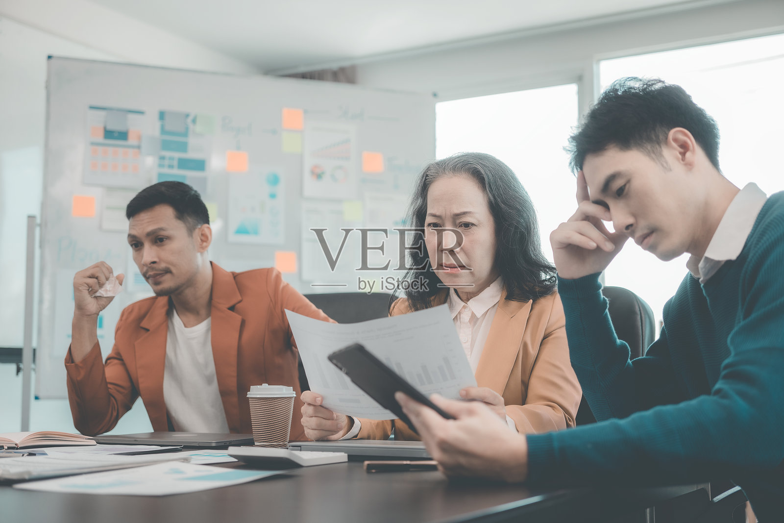 商业团队正在努力工作，面临与商业财务和市场营销相关的文件和项目问题的压力。商业团队正在开会讨论项目计划。财务经理的工作。照片摄影图片