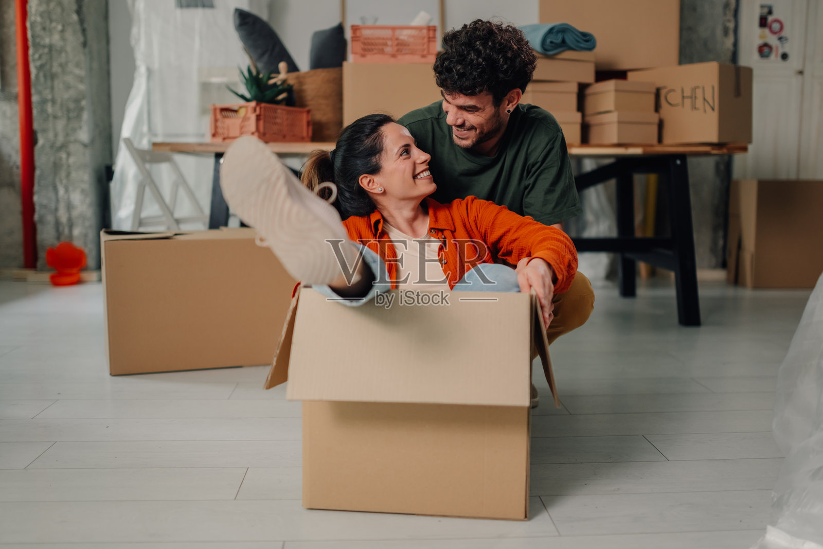 快乐的情侣在搬入新家时享受乐趣照片摄影图片