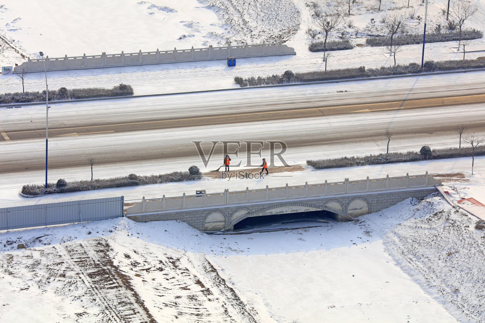 清洁工在清理路边的雪照片摄影图片