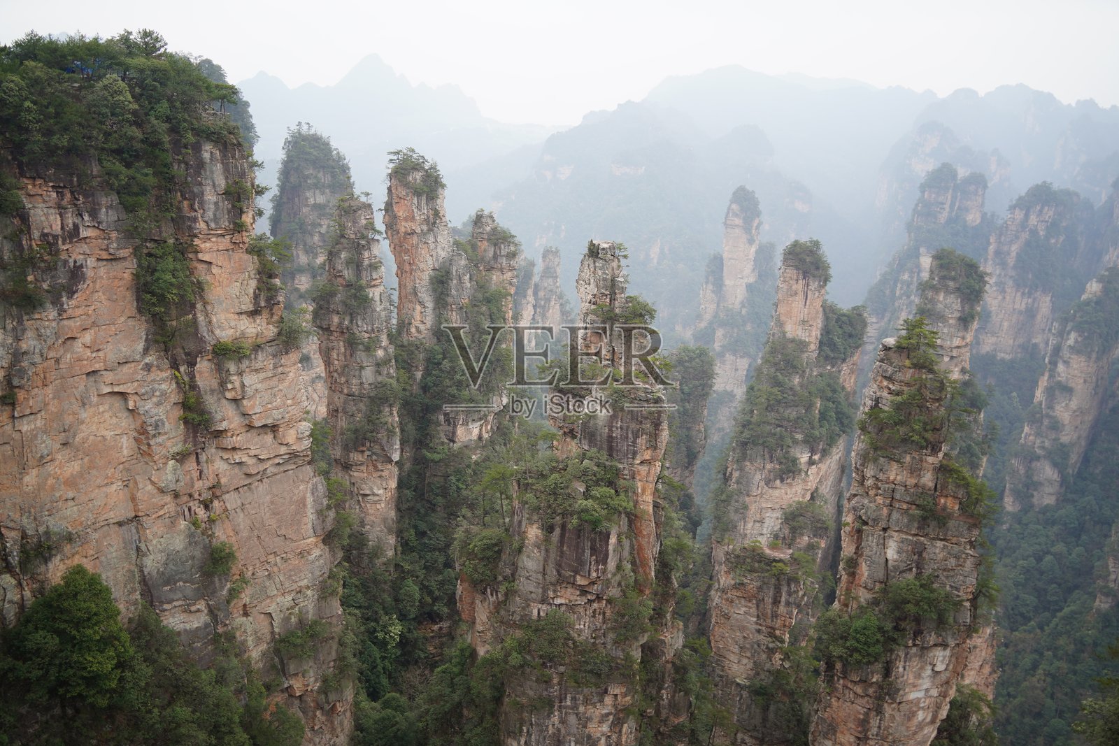 中国张家界国家森林公园的雄伟砂岩柱照片摄影图片