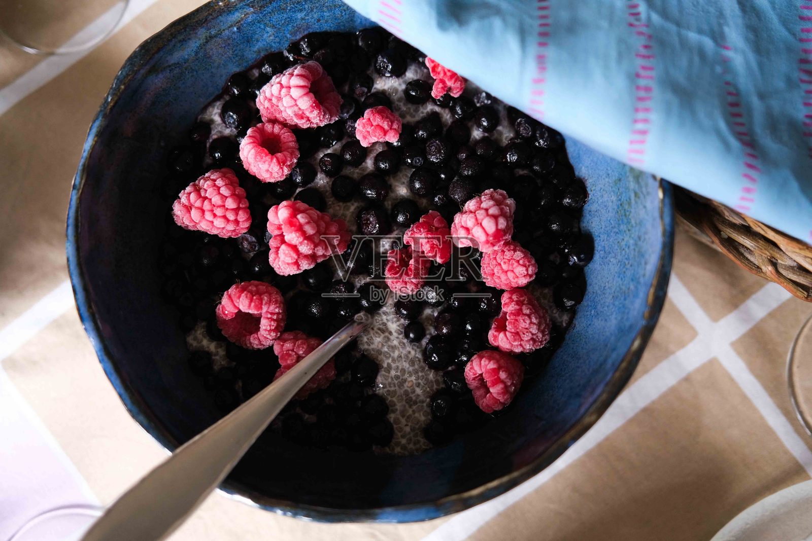 奇亚籽布丁配浆果照片摄影图片