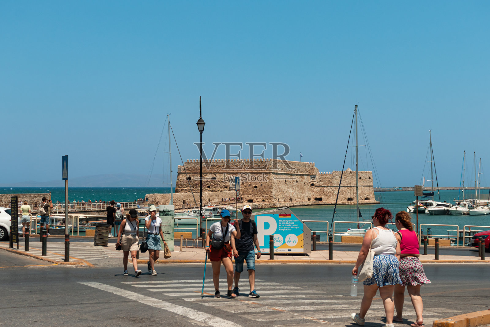 游客在老港的罗卡阿马雷堡垒前照片摄影图片