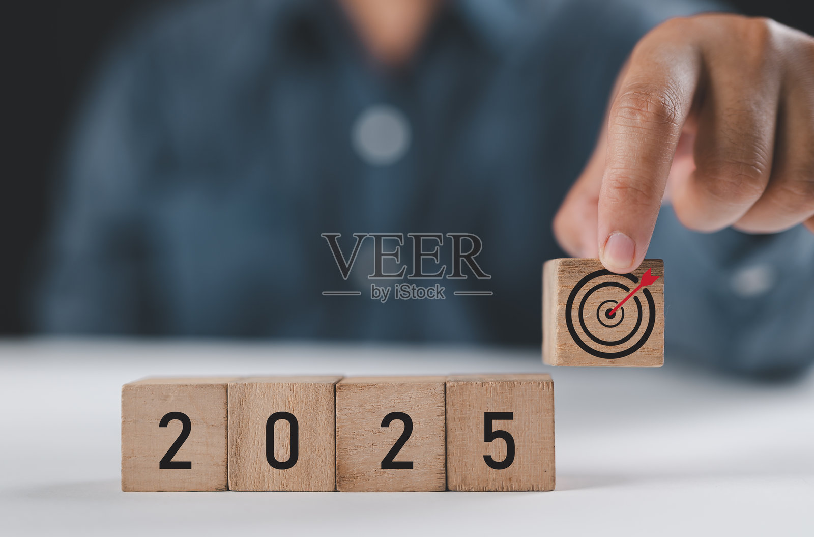 2025年新年与目标计划，带有新年2025和目标图标的手机，目标概念与新年商业愿景。横向尺寸图像。照片摄影图片