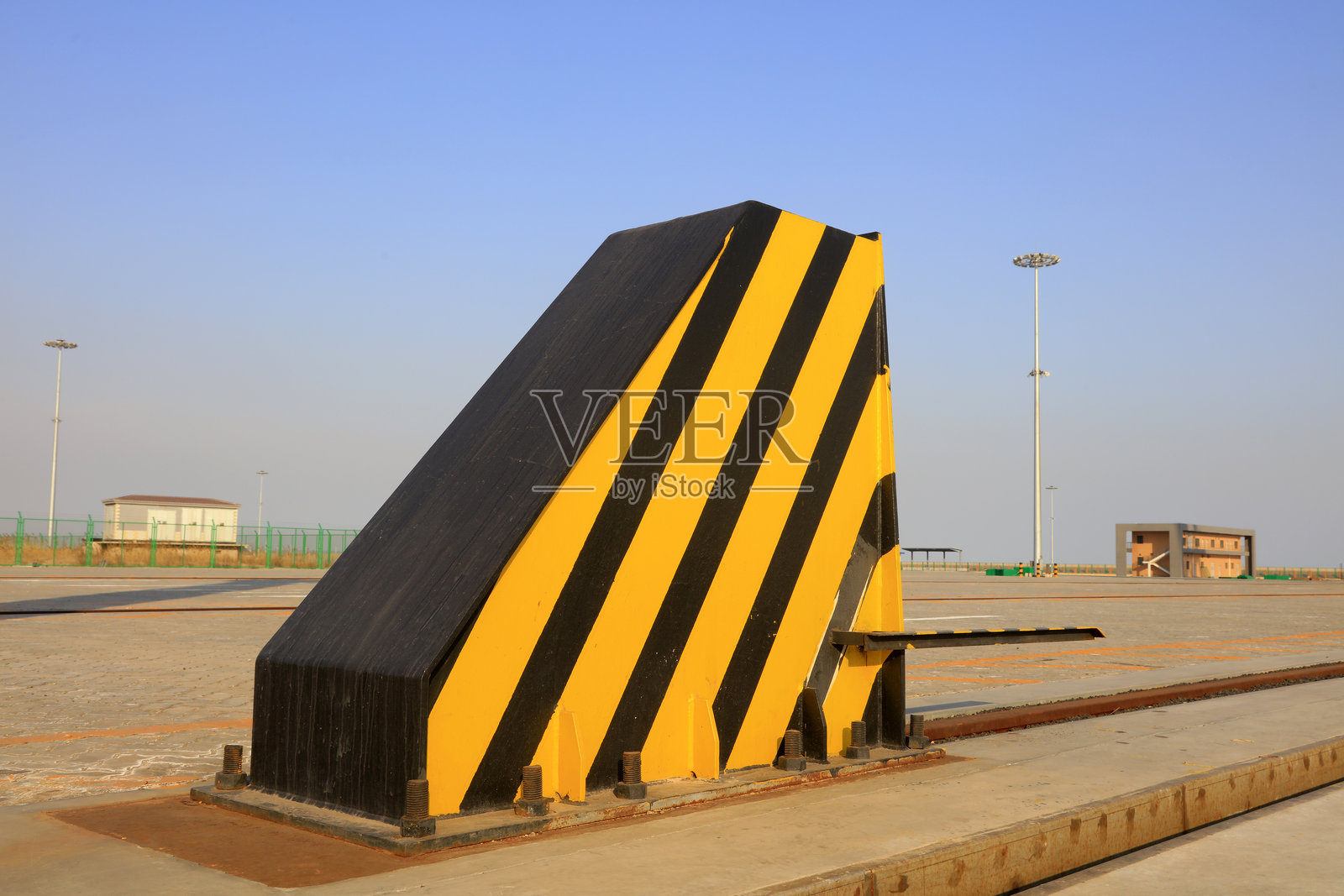 码头上有警告标志照片摄影图片