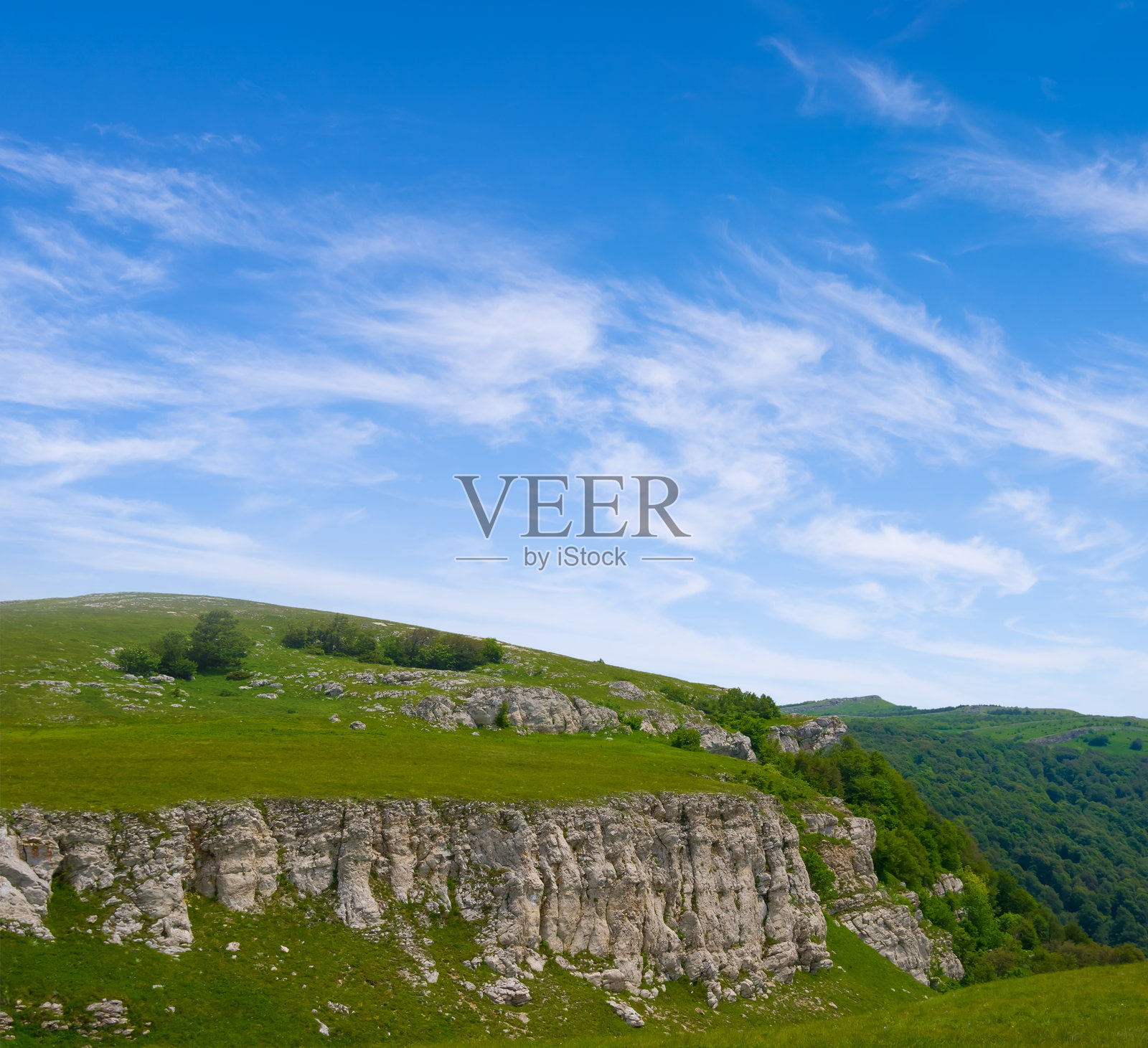 夏季绿色山谷被草覆盖，蓝天白云相伴照片摄影图片