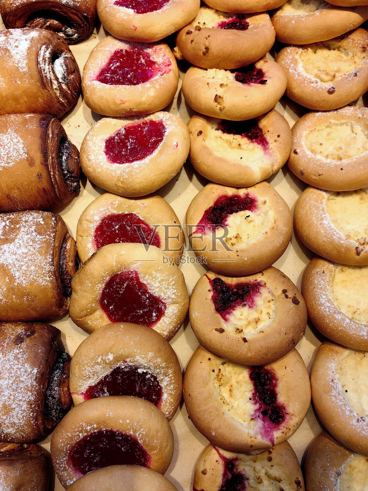 美味的烘焙食品组合，甜点心以各种口味和质地呈现。特写。照片摄影图片