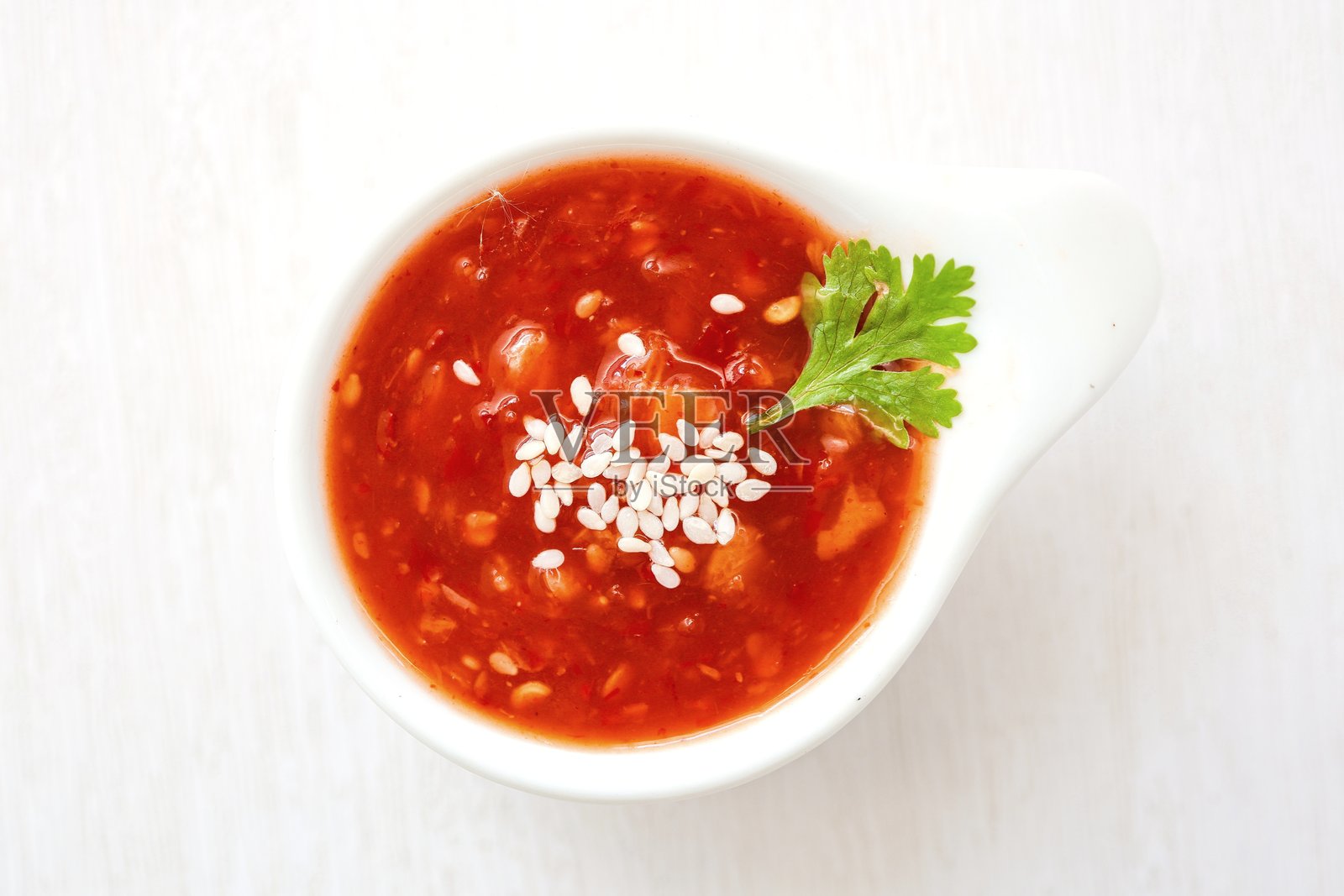 白色背景上的白碗里盛着寿喜烧酱照片摄影图片