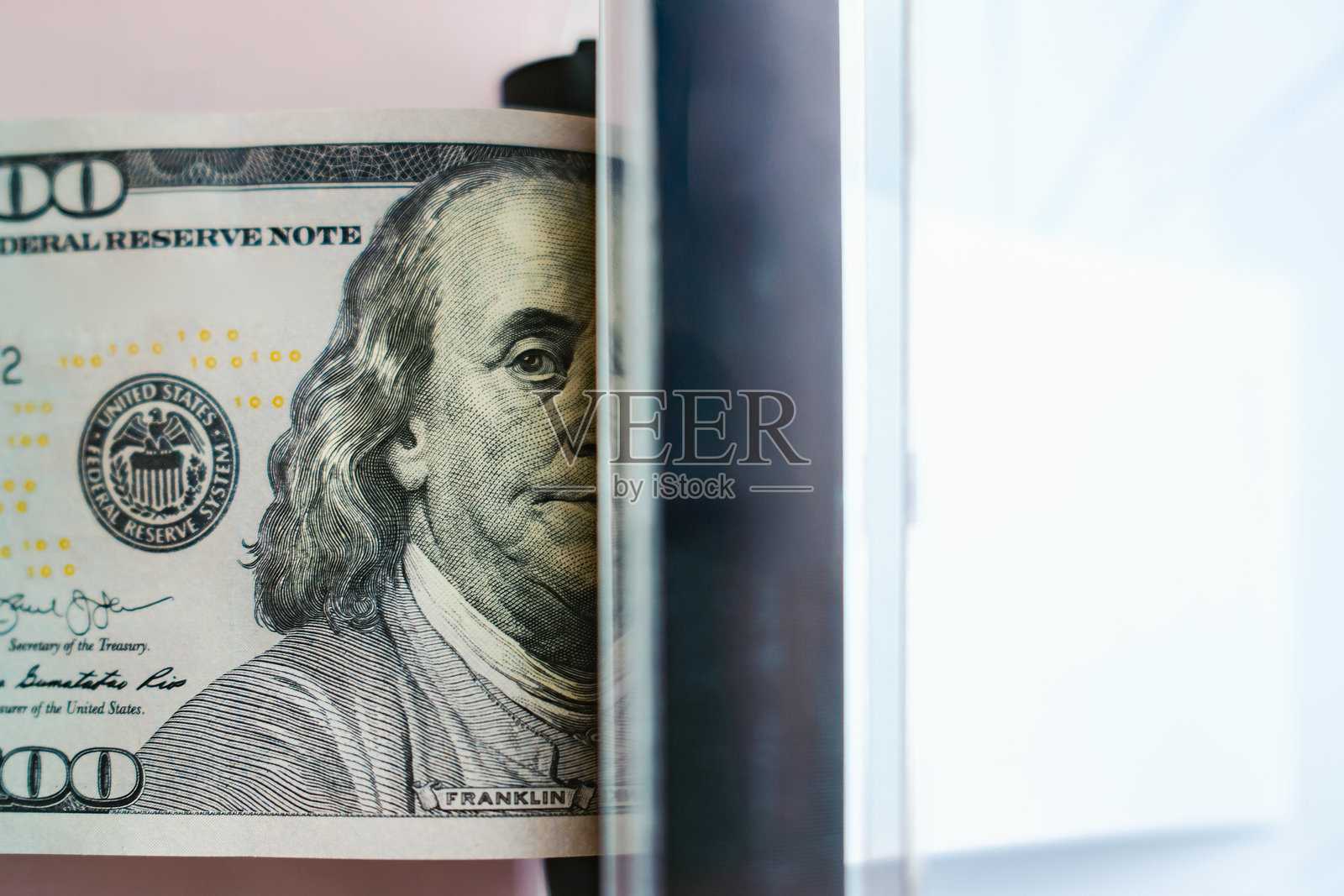 美元钞票被放入老虎机，另一侧是空白纸张。生产美元钞票的概念不仅仅是为了响应影响世界经济的商业政策。照片摄影图片