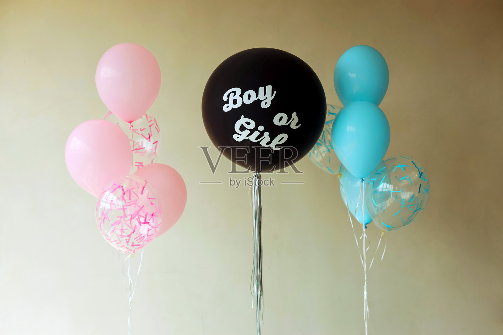 黑色气球的横向照片，旁边有男孩或女孩？蓝色和粉色气球用于性别揭晓派对。照片区的装饰。照片摄影图片