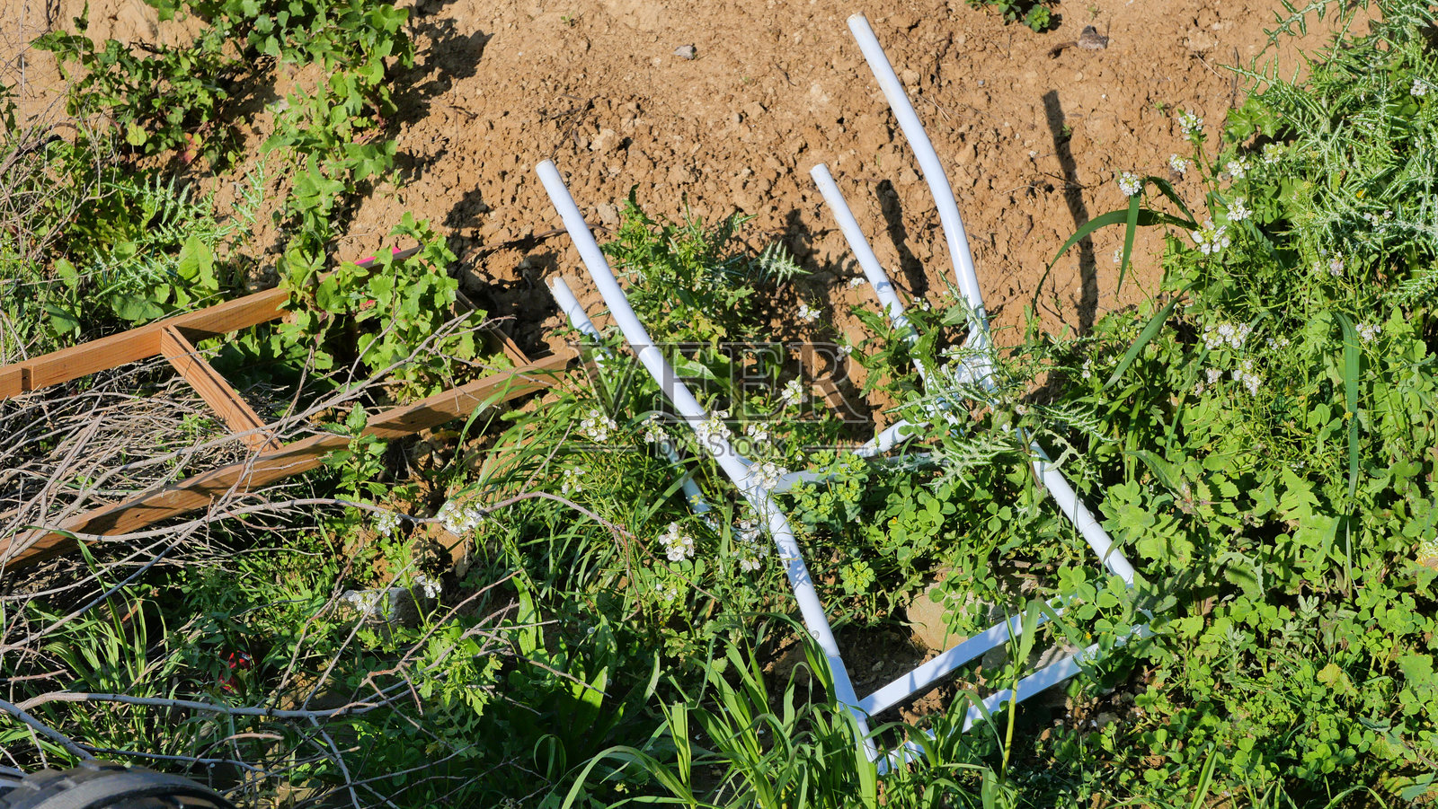 街道上的家庭垃圾特写，环境污染，物品与事物，环境问题，清理的必要性照片摄影图片