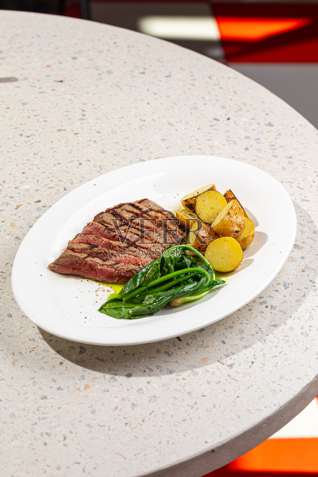 烤顶肩肉配土豆的一部分照片摄影图片