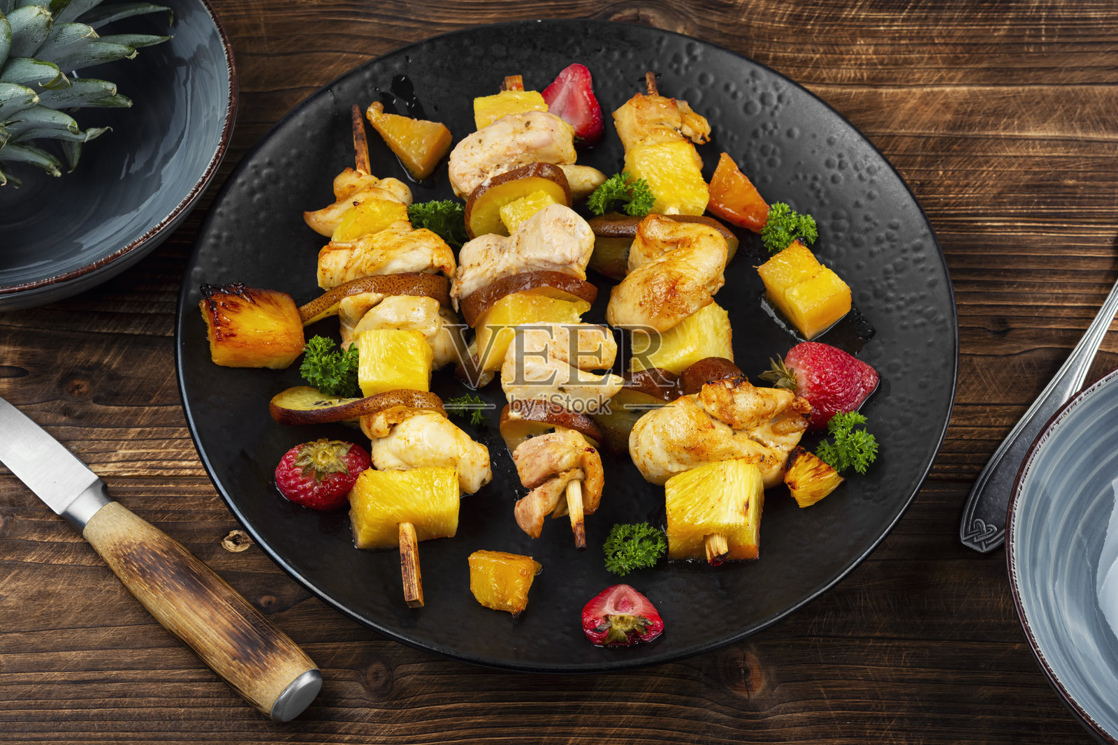 水果和肉串，烧烤串。照片摄影图片