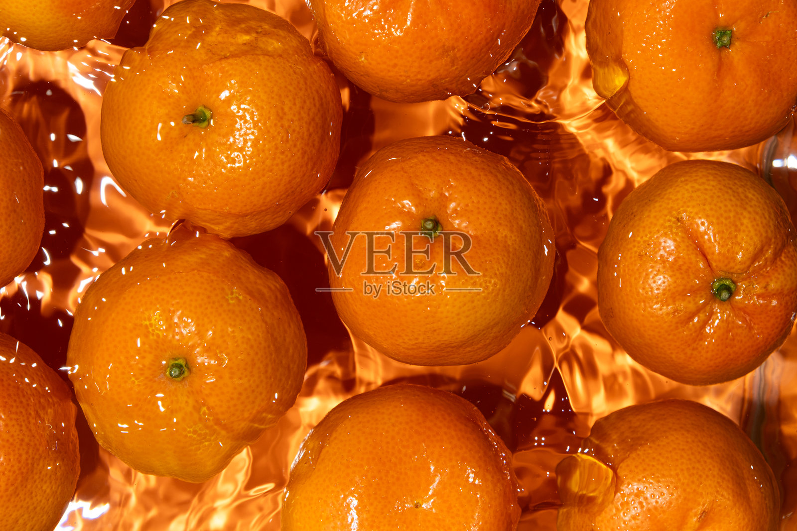 新鲜的橘子从上方溅入清澈的水中照片摄影图片