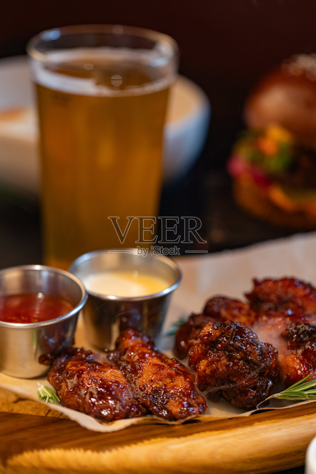 餐厅里提供的鸡翅特写，配有调味酱照片摄影图片