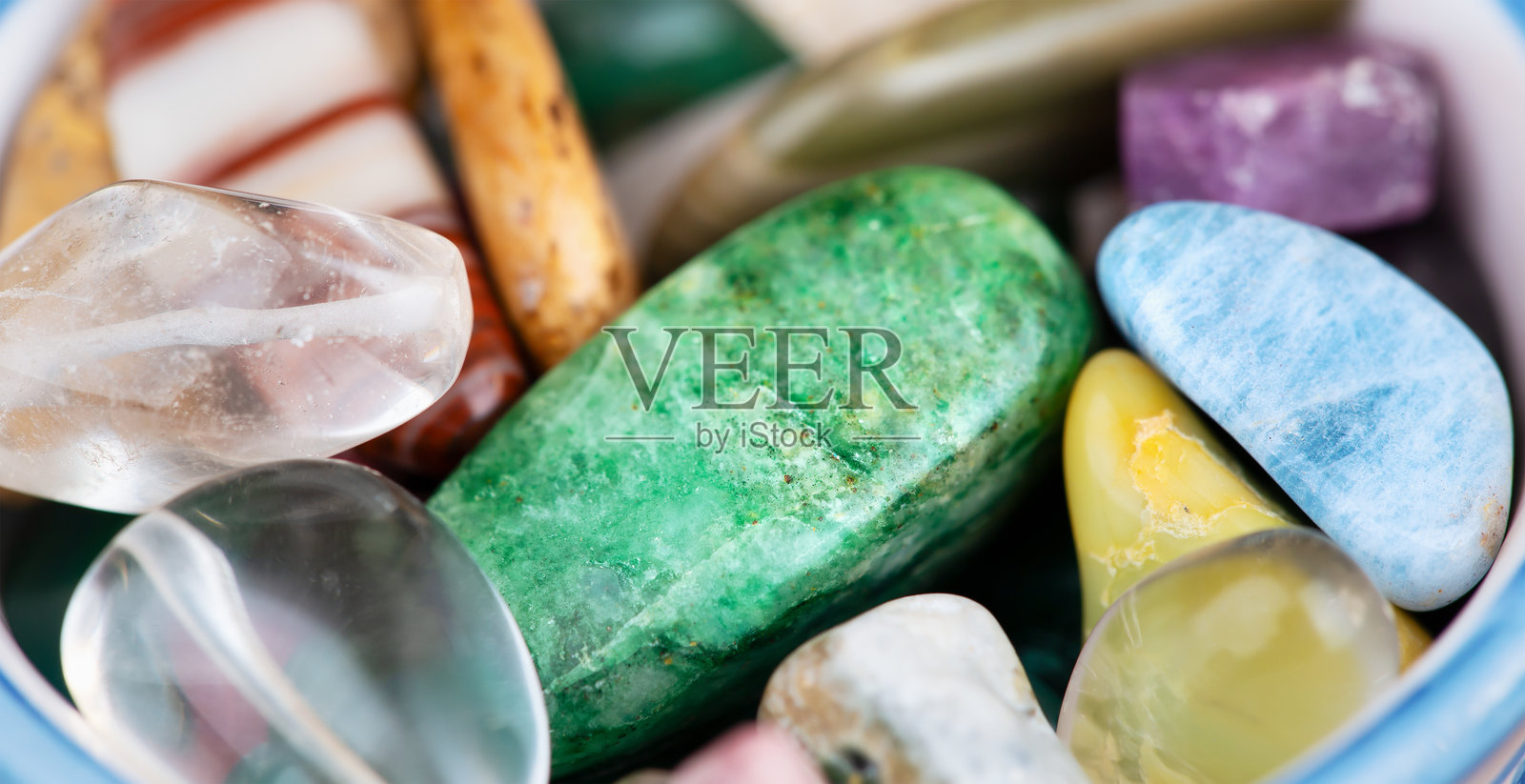 色彩斑斓的矿物水晶石，宝石特写照片摄影图片