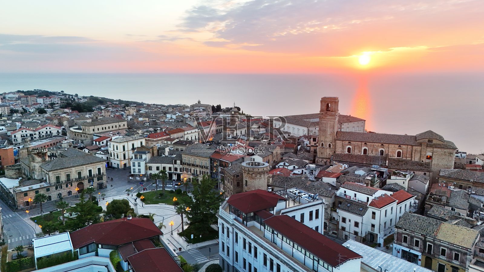 日出时分，瓦斯托的教堂和海岸线沐浴在金色的光辉中照片摄影图片