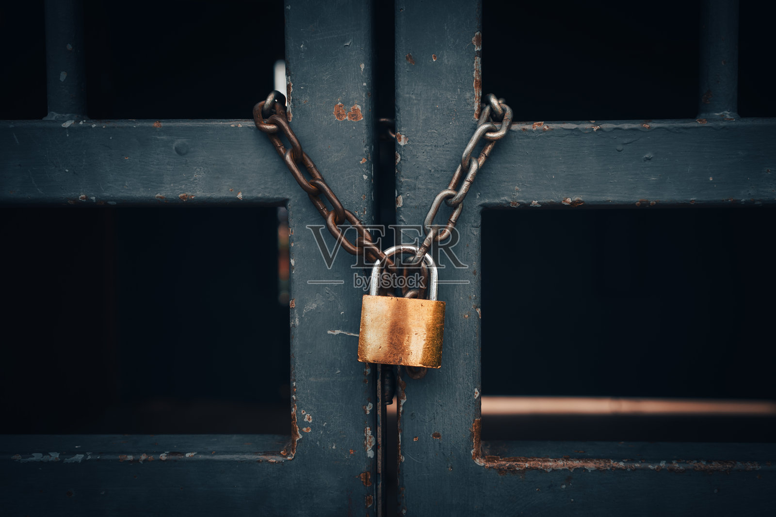 旧金属围栏上的挂锁和链条照片摄影图片