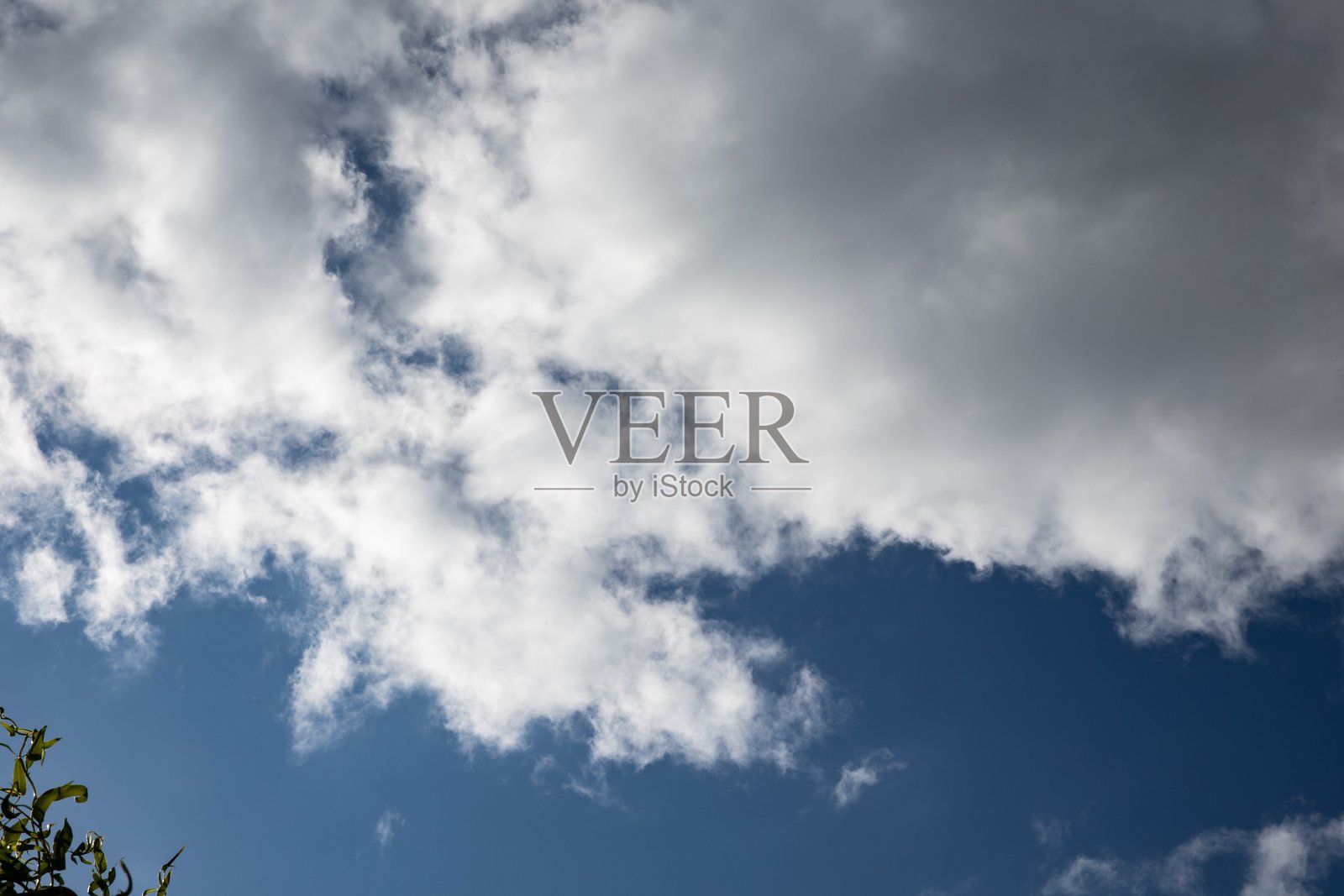 阳光明媚的日子里，蓝天上的大白云照片摄影图片