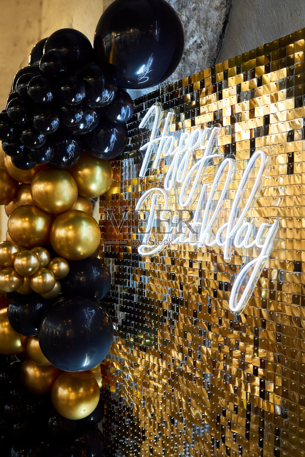 霓虹灯制作的“生日快乐”字样。节日装饰照片摄影图片