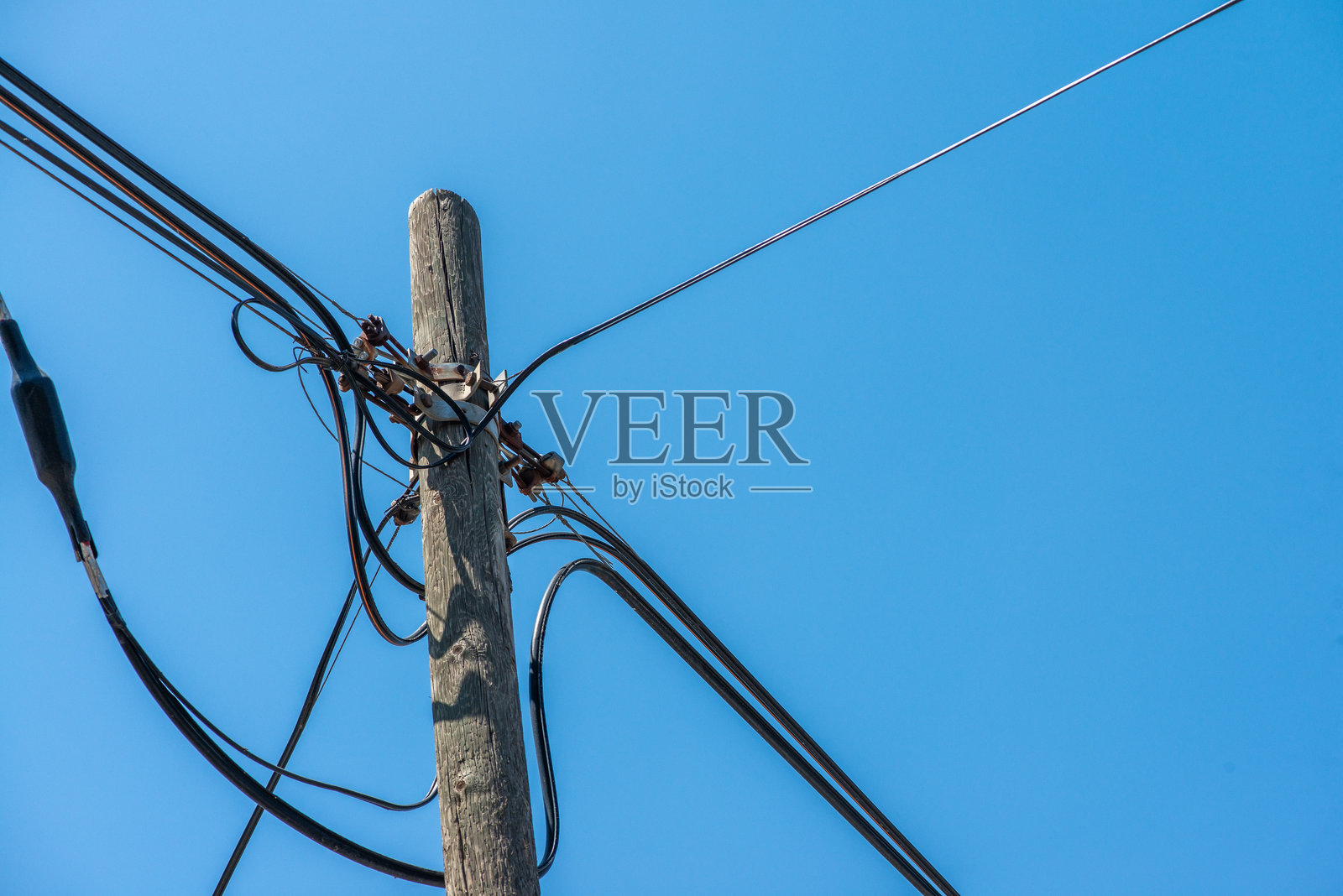 电脉冲：城市灯光与高架电缆照片摄影图片