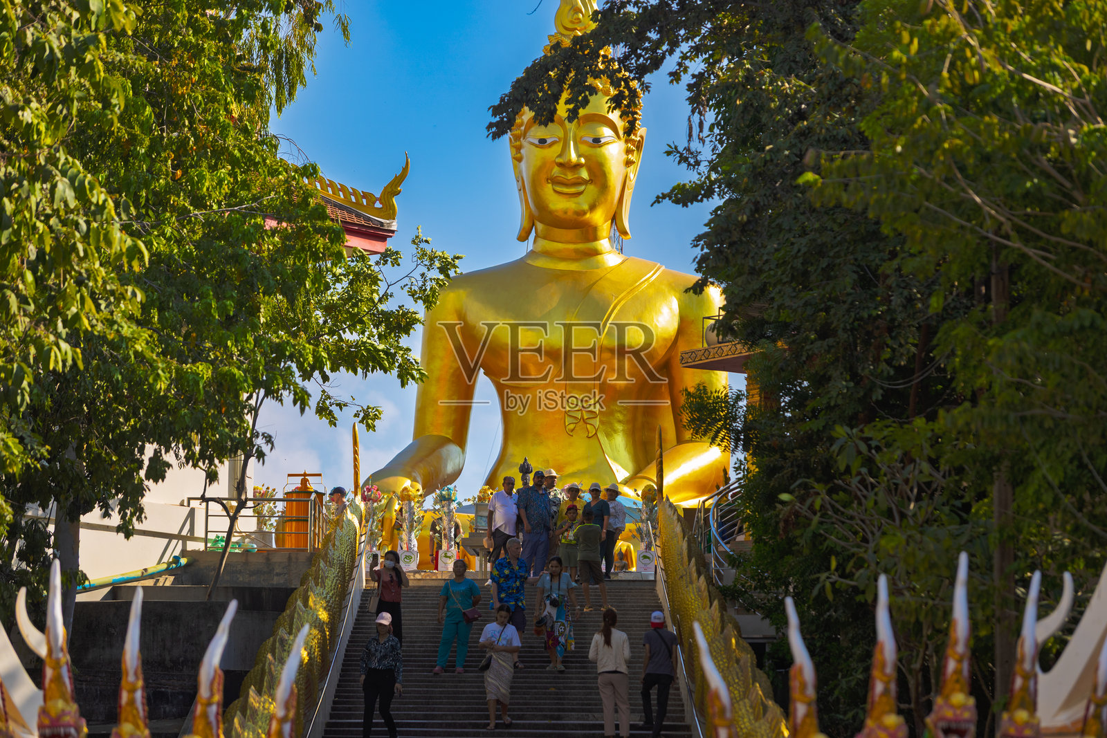 泰国芭提雅的金色大佛像照片摄影图片