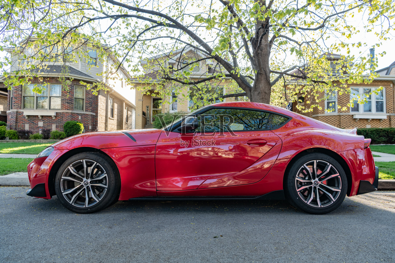 2022年丰田Supra 2.0红色跑车驾驶侧视图停放中照片摄影图片