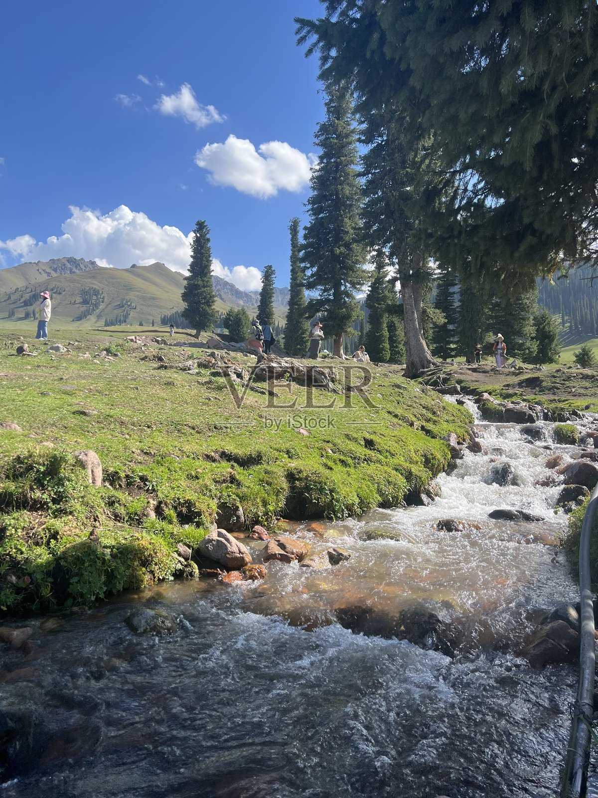 美丽的阿拉库尔湖风景，位于天山山脉，白色雾霭笼罩着吉尔吉斯斯坦卡拉科尔国家公园。照片摄影图片