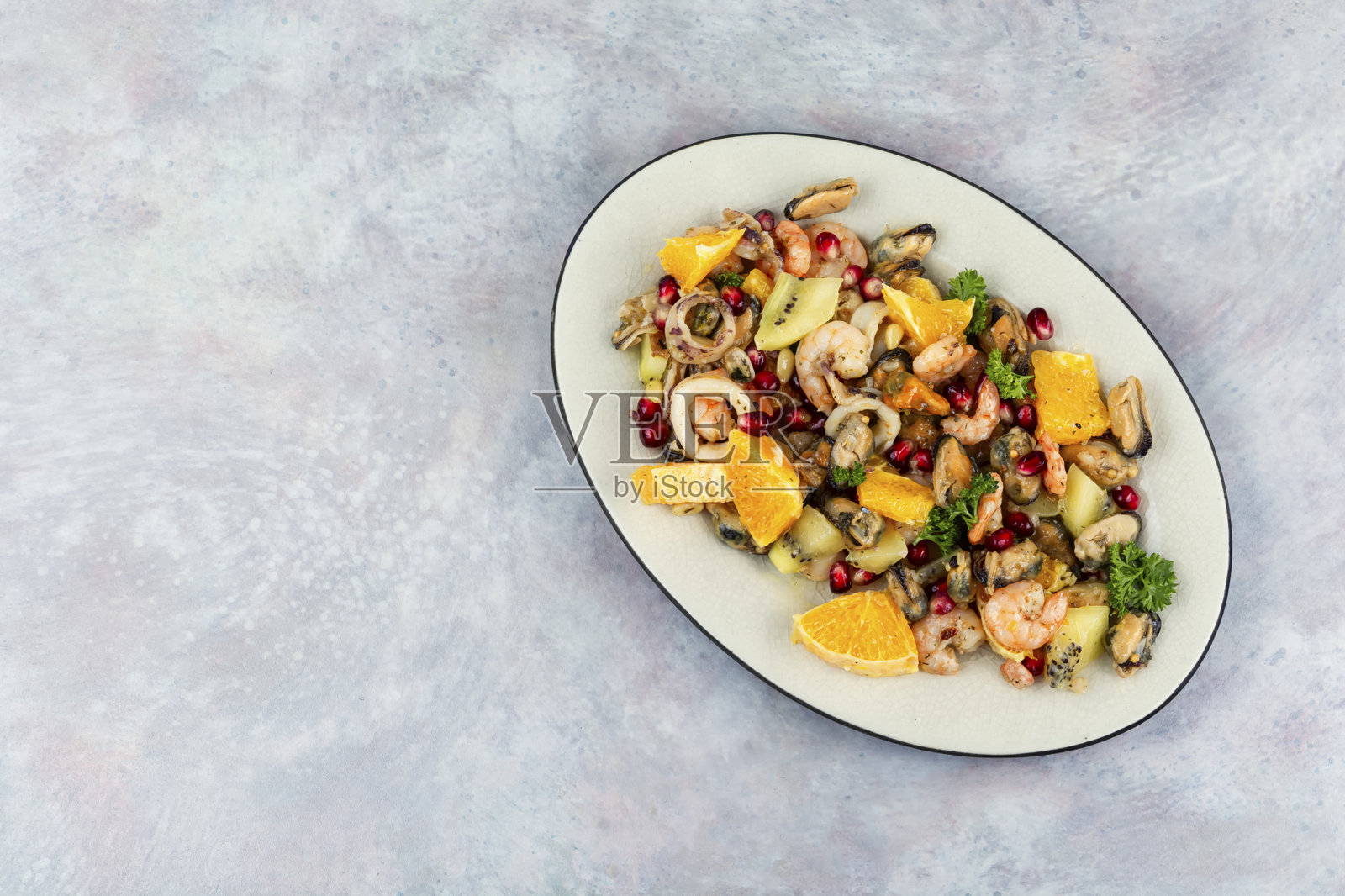 美味的海鲜沙拉。照片摄影图片