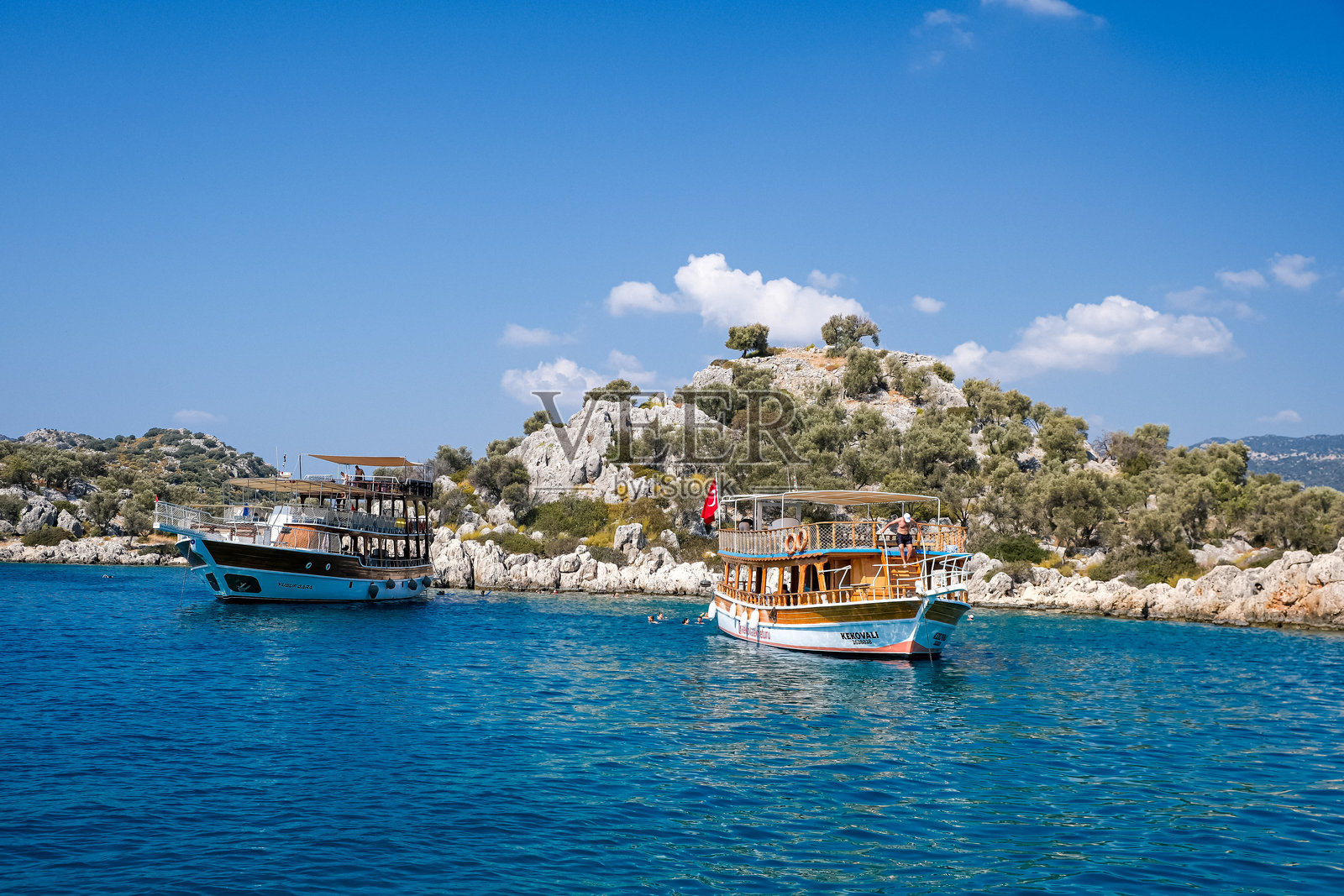 安塔利亚省凯科瓦岛附近小海湾的旅游船照片摄影图片