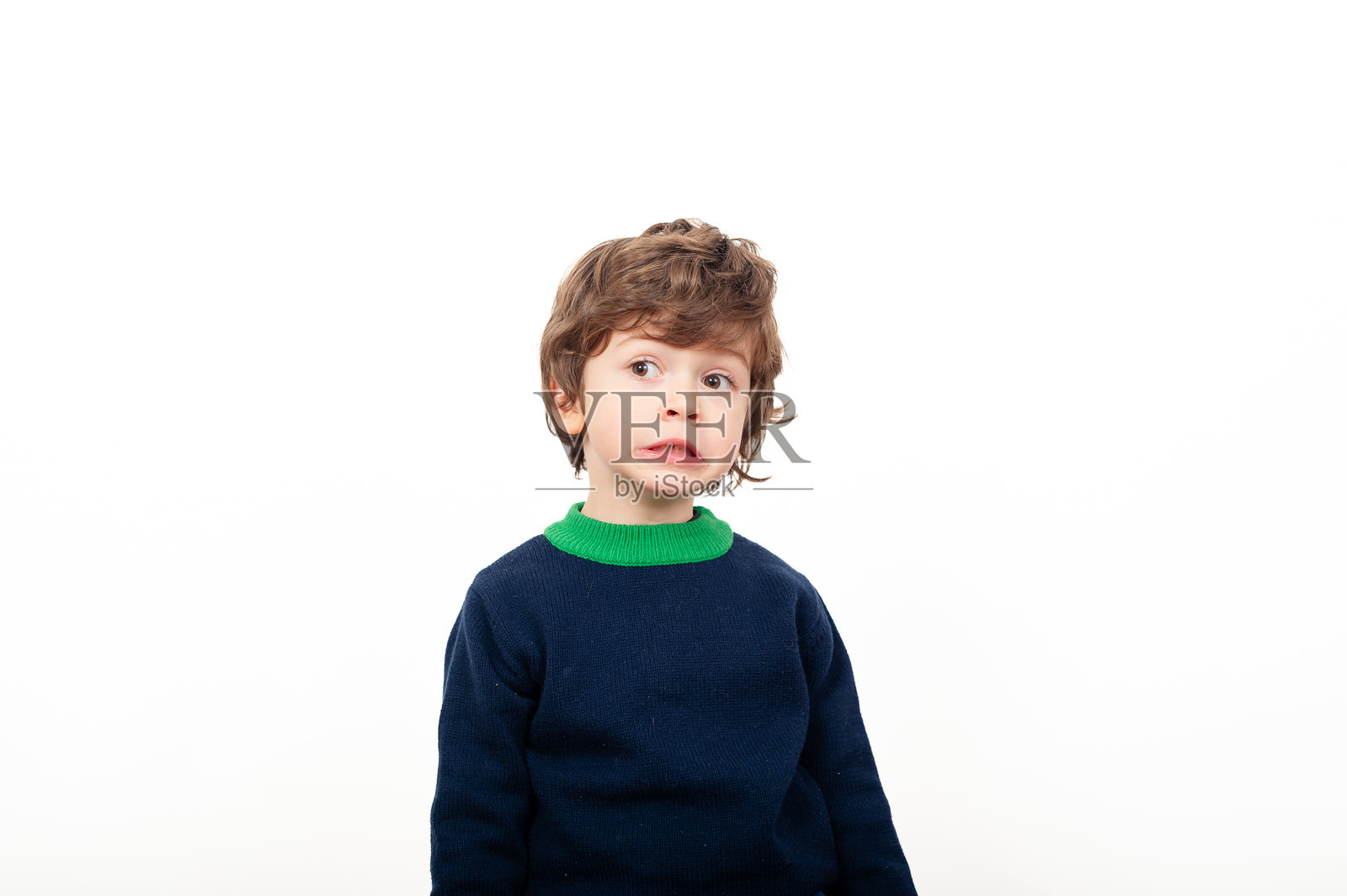 在简单环境中面带顽皮表情的孩子照片摄影图片