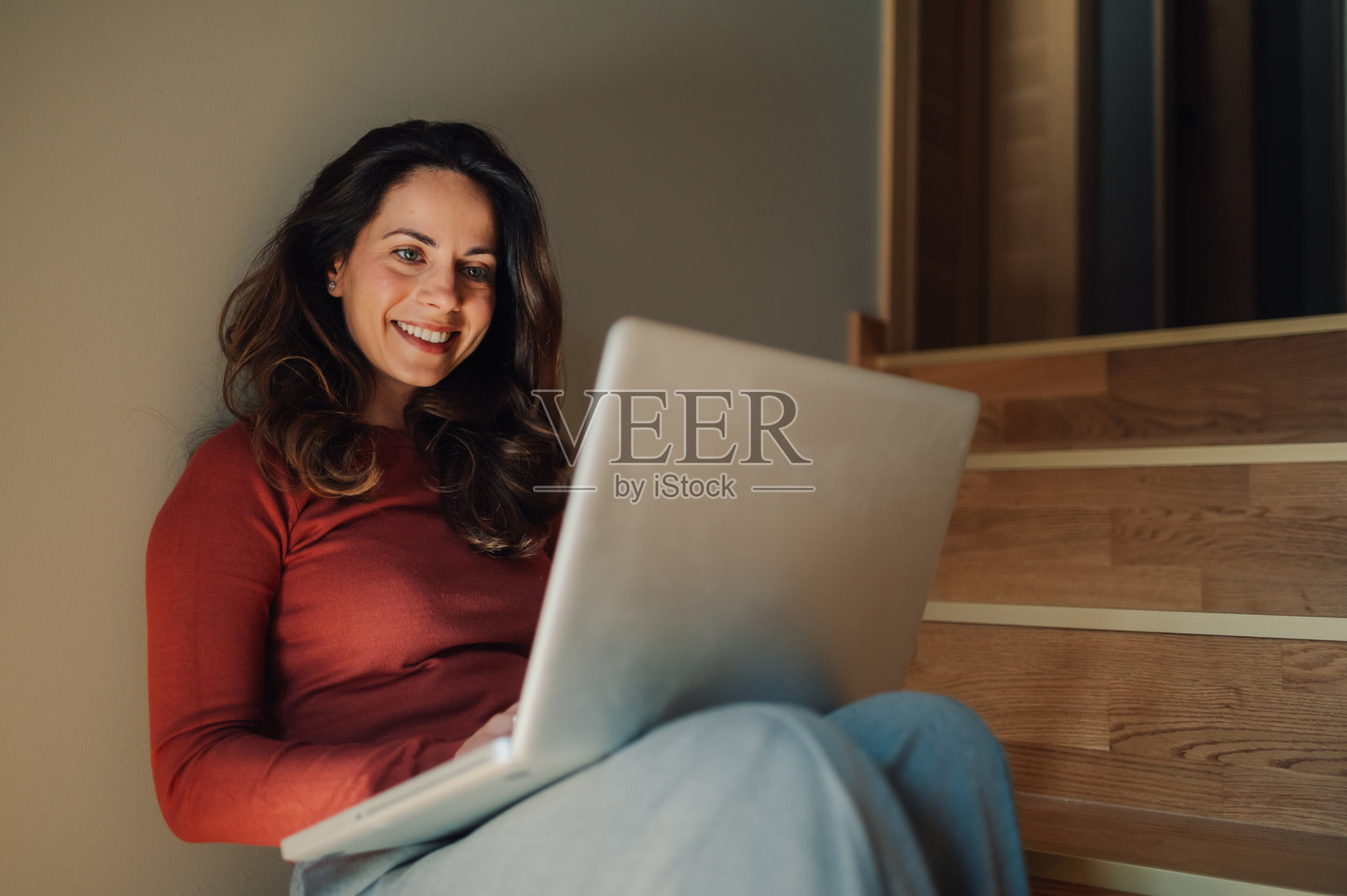 年轻女性在家中使用笔记本电脑远程工作照片摄影图片