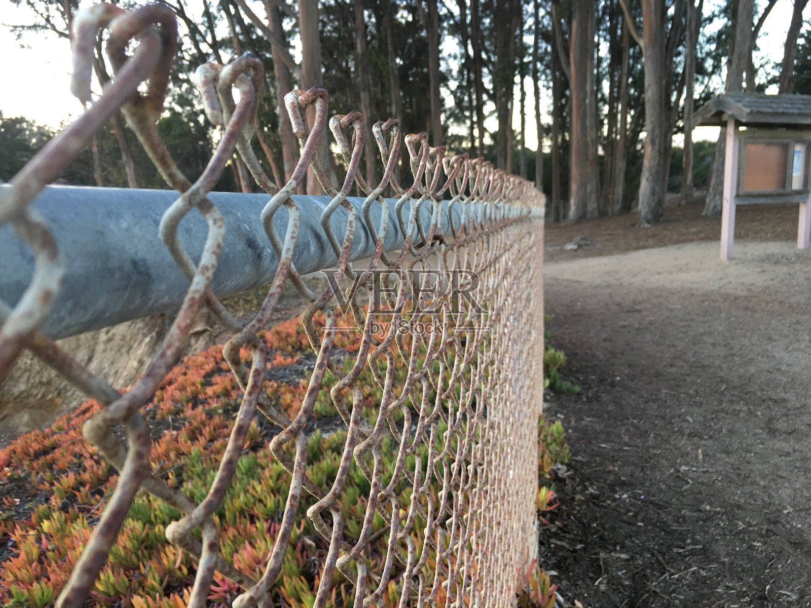 靠近圣西门的生锈链条围栏照片摄影图片