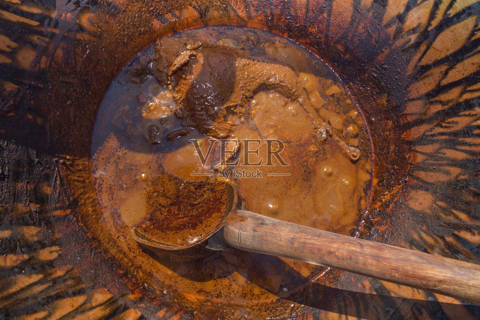 厨师在陶罐中准备传统的波布拉诺酱照片摄影图片