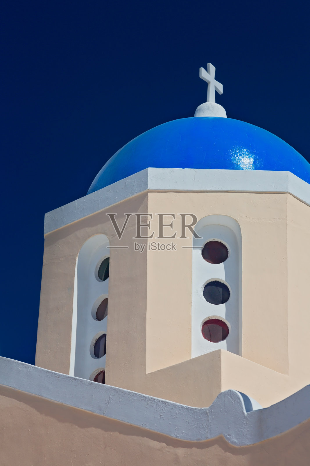 希腊传统建筑，东正教教堂的圆顶，圣托里尼岛，基克拉泽斯群岛，希腊照片摄影图片