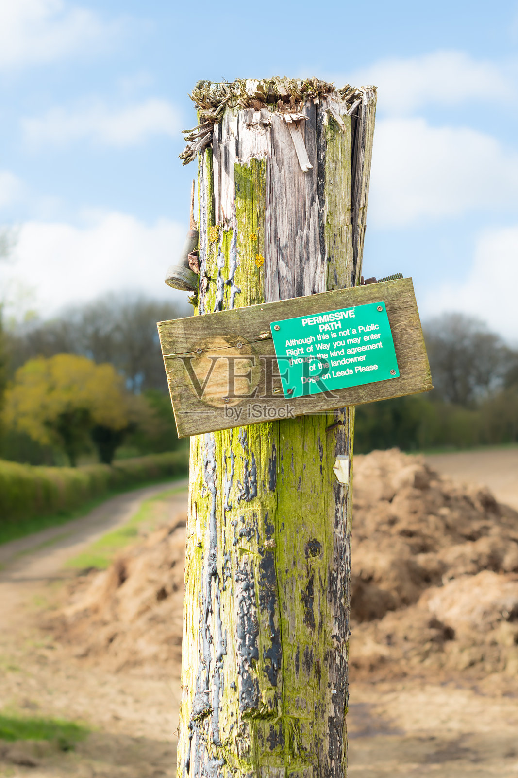 古老的乡村通行标志牌，向公众展示可以通过农业耕地进入步行小道。照片摄影图片