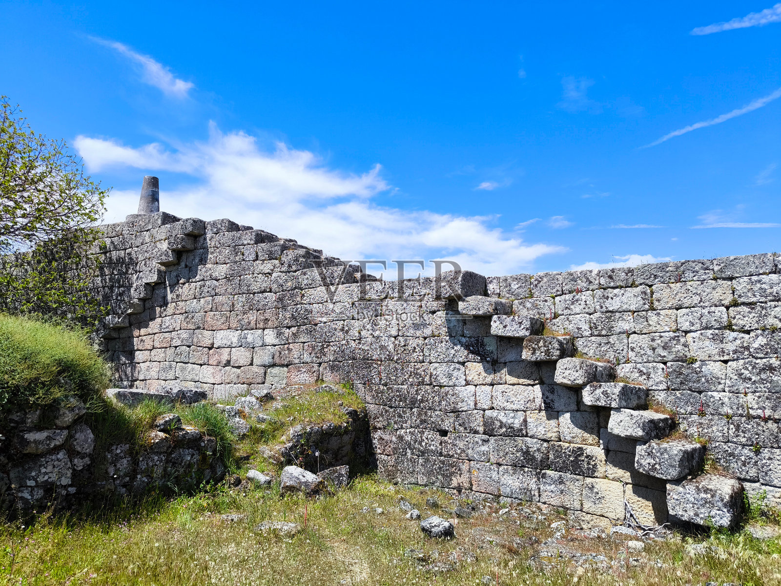 安西艾斯的围墙村庄，顶部有一个测量标记照片摄影图片