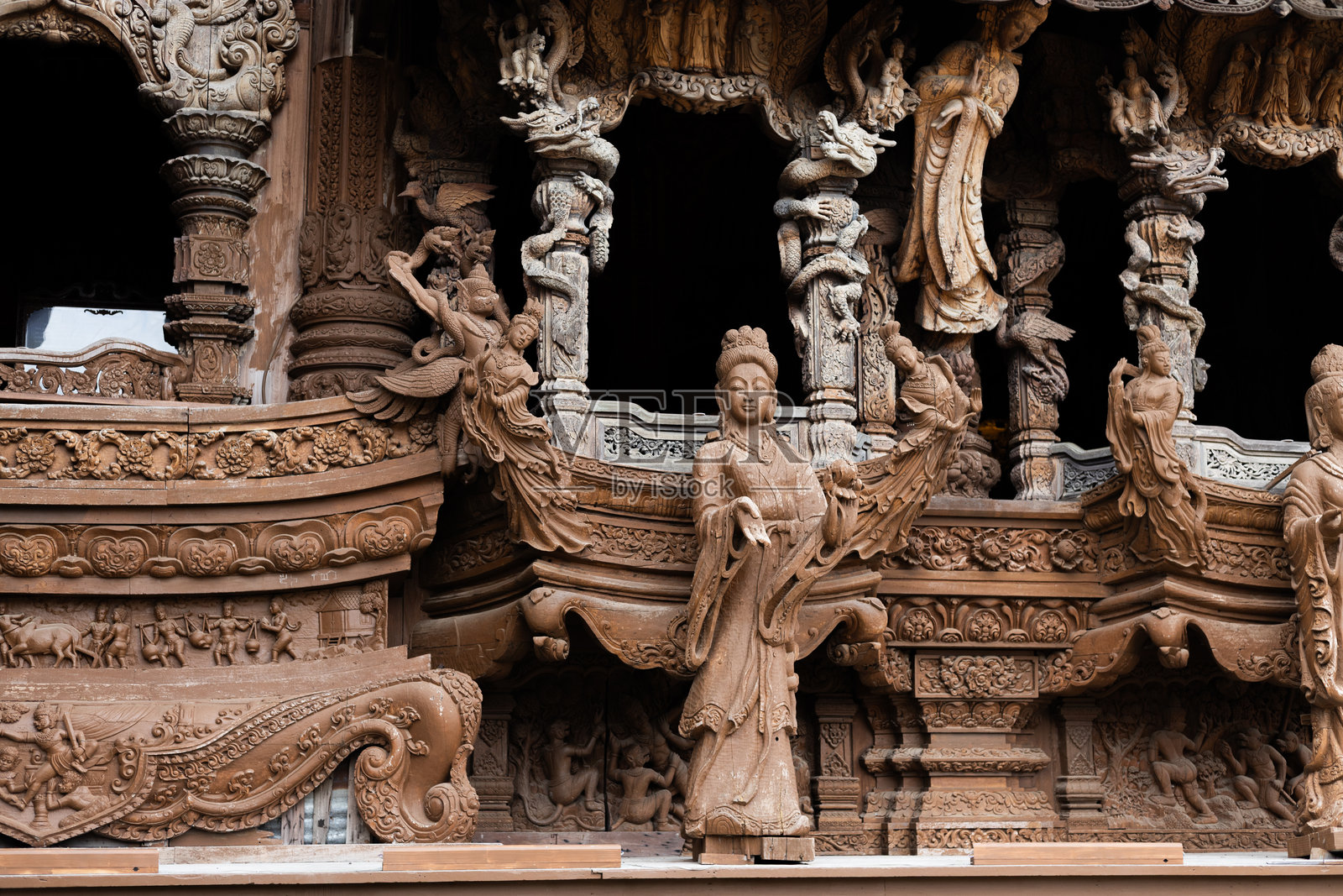 泰国芭提雅真理寺的观音菩萨。照片摄影图片