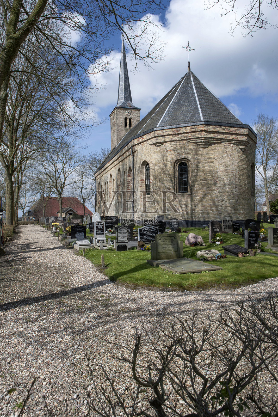 荷兰弗里斯兰省乡村的弗里斯兰村庄和风景。历史悠久的农舍、房屋和教堂位于乡村环境中。照片摄影图片