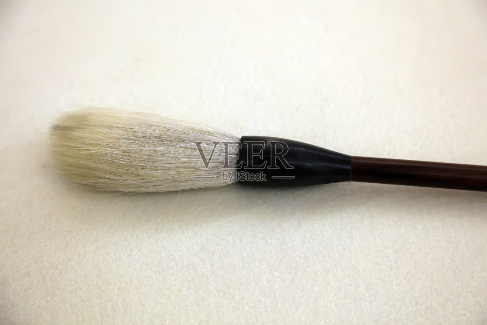 白色背景上的毛笔照片摄影图片