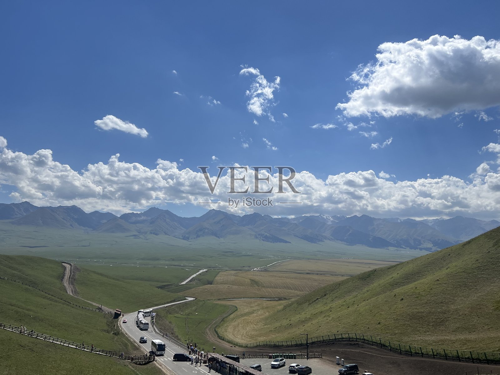 美丽的阿拉库尔湖风景，位于天山山脉，白色雾霭笼罩着吉尔吉斯斯坦卡拉科尔国家公园。照片摄影图片