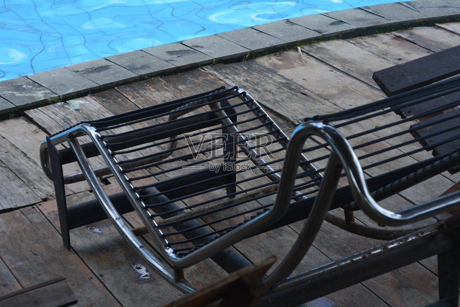 游泳池旁的椅子照片摄影图片