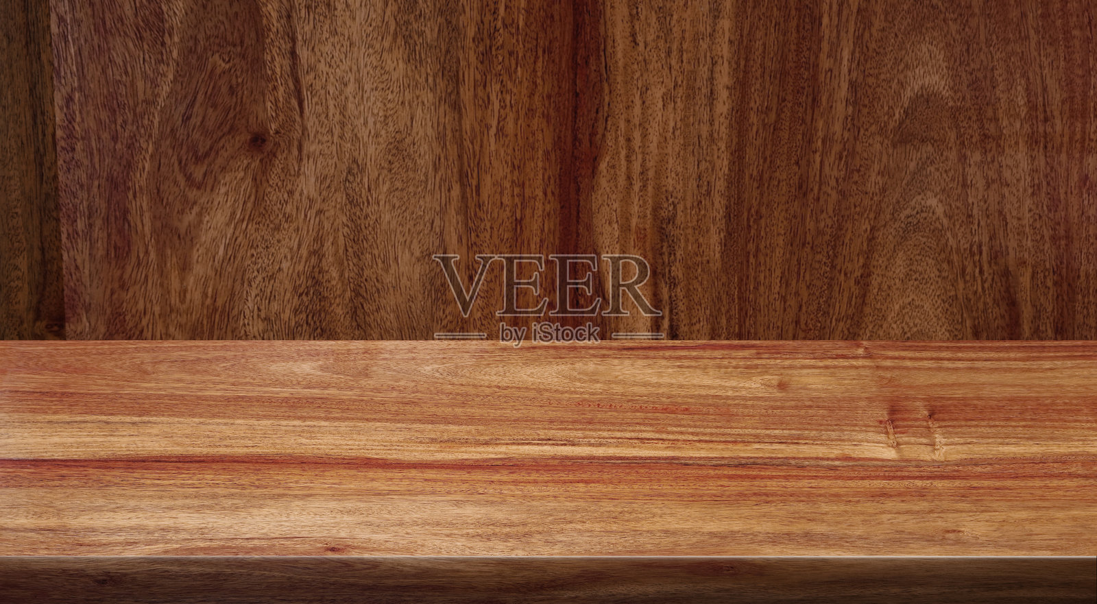 空的木桌，展现出美丽的木纹，背景是木质墙壁。照片摄影图片