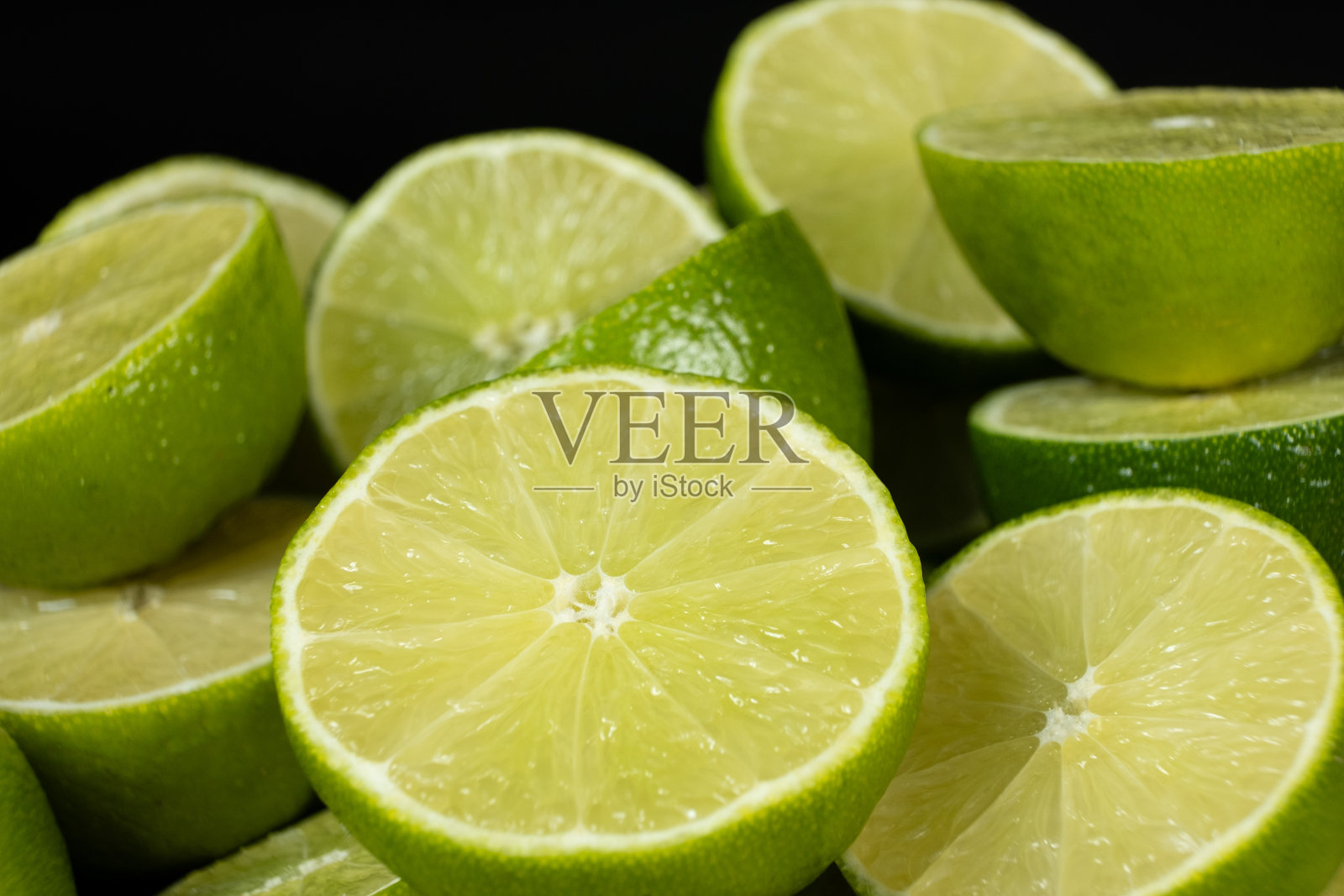 绿色柠檬切半特写，展现多汁细节照片摄影图片