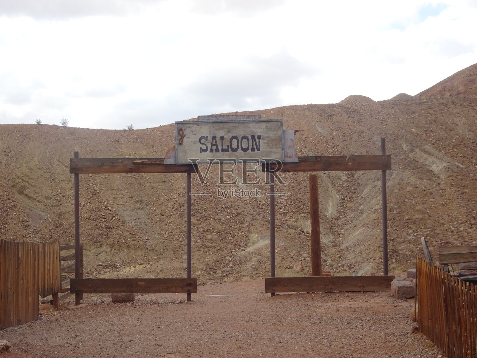 复古木质自拍照片，背景是山脉和土地，酒吧。照片摄影图片