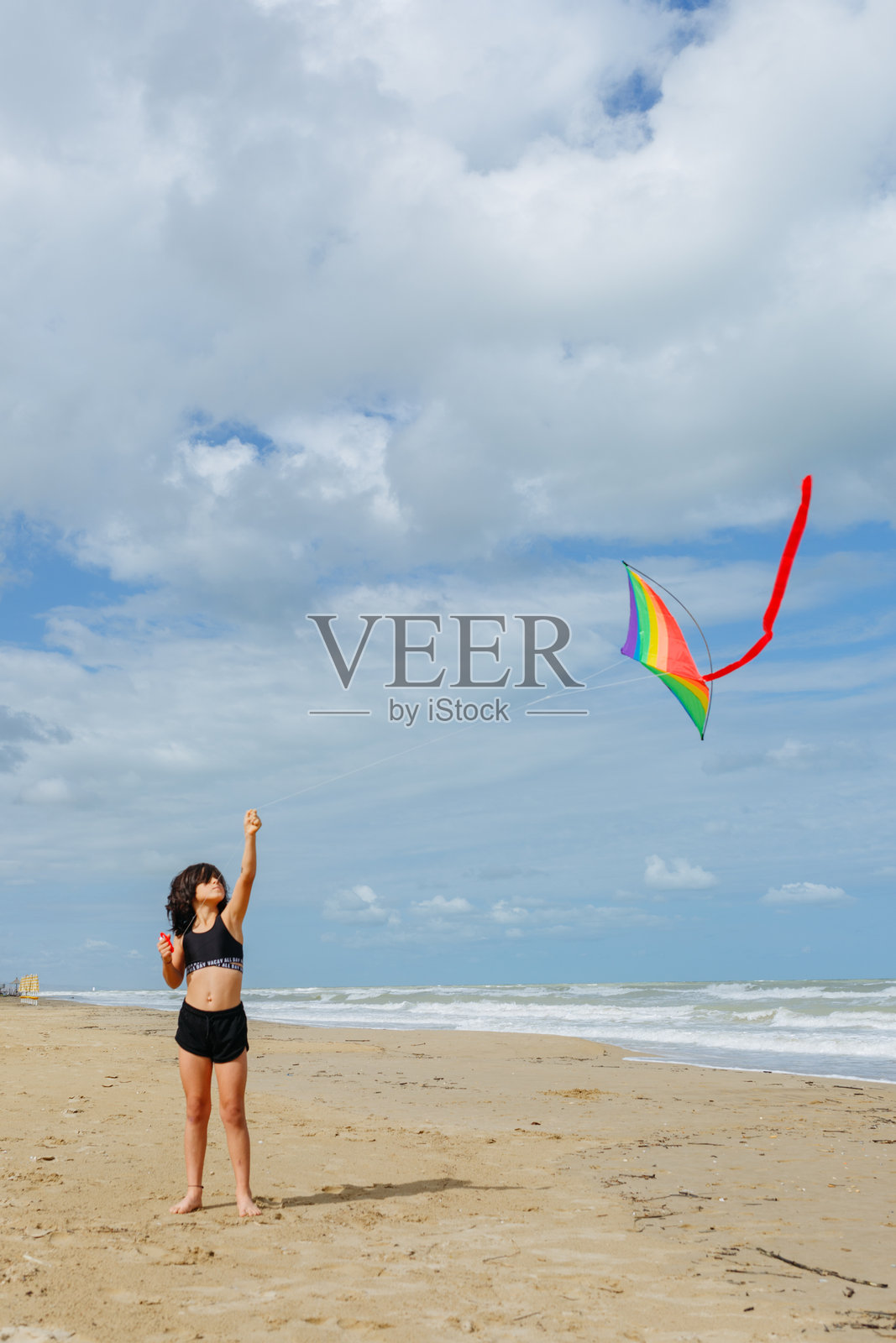 小女孩在海滩上放风筝的广角视图照片摄影图片