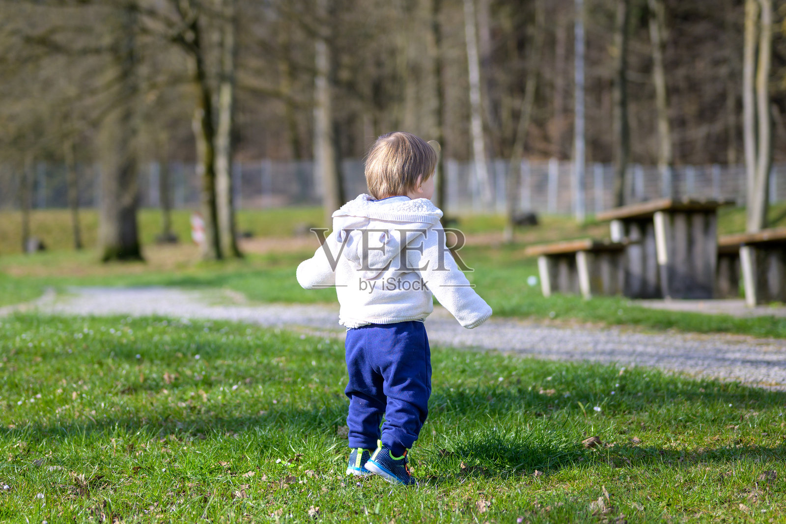 幼儿在绿色公园小径上探险照片摄影图片